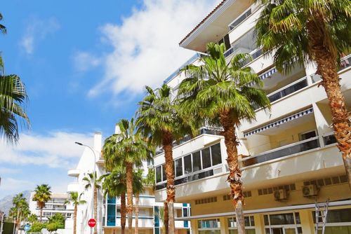 Casa Coliseo Modern and comfortable apartment in Albir, Costa Blanca, Spain with communal pool for 4 persons. The apartment is situated in an urban beach area, close to restaurants and bars, shops and supermarkets, 500 m from Playa Albir beach and 0....