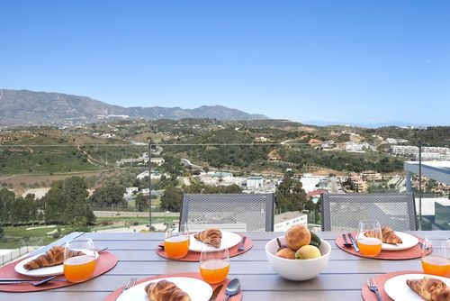 Casa Banderas Modernes und luxuriöses Apartment in Mijas Costa, Andalusien, Spanien für 6 Personen. Das Apartment befindet sich in einem hügeligen Strandgebiet und ist 2 km vom Playa de la Cala entfernt....