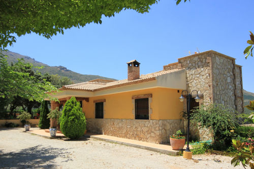 Jaén 002 Klassisk og komfortabel villa i Los Villares, Jaén, Spania med privat svømmebasseng for 4 personer. Huset ligger i et landlig, skogkledd, boligområde i fjellene....