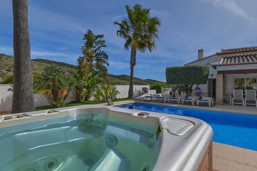 Frederique 8 pax Grande et confortable maison de vacances à Benitachell, Costa Blanca, Espagne, avec piscine privée pour 8 personnes. La maison est située dans un quartier résidentiel en bord de plage et se trouve à 5 km de Jávea....