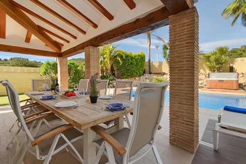 Frederique 8 pax Großes und komfortables Ferienhaus mit privatem Pool in Benitachell, Costa Blanca, Spanien für 8 Personen. Das Haus befindet sich in einem Wohngebiet in Strandnähe und ist 5 km von Xàbia entfernt....