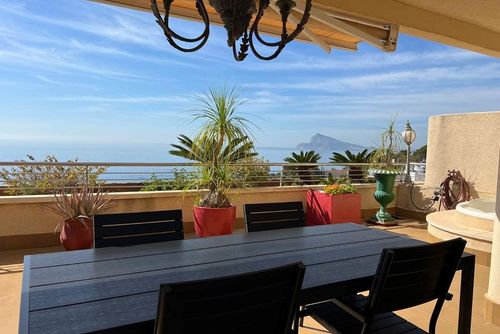 Penthouse Mirador Appartement confortable à Altea, Costa Blanca, Espagne, avec une piscine communautaire pour 4 personnes. L'appartement est situé dans une zone résidentielle et montagneuse près de la plage....
