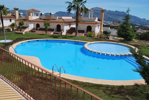Casa Spa Ferienhaus in Polop de la Marina, Costa Blanca, Spanien mit Gemeinschaftspool für 4 Personen. Das Haus befindet sich in einer Wohn- und Berggegend....