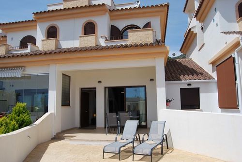 Casa Spa Semesterhus i Polop de la Marina, Costa Blanca, Spanien med gemensam pool för 4 personer. Huset ligger i ett bostadsområde med bergig terräng....