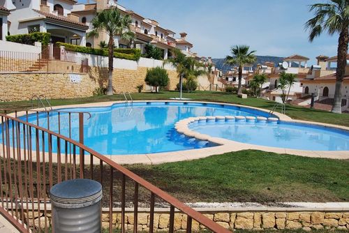 Casa Spa Semesterhus i Polop de la Marina, Costa Blanca, Spanien med gemensam pool för 4 personer. Huset ligger i ett bostadsområde med bergig terräng....