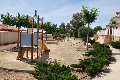 Casa Spa Semesterhus i Polop de la Marina, Costa Blanca, Spanien med gemensam pool för 4 personer. Huset ligger i ett bostadsområde med bergig terräng....