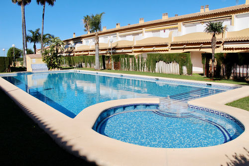 Larymar 79 by homeprive Apartment in Denia, Costa Blanca, Spanien, mit Gemeinschaftspool für 6 Personen. Das Apartment befindet sich in einem Wohngebiet am Strand, nahe Restaurants, Bars, Geschäften und Supermärkten, und nur 25 m vom Strand entfernt....