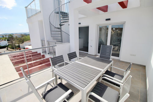Victoria 80 by homeprive Vacker och bekväm lägenhet i Denia, Costa Blanca, Spanien med en gemensam pool för 4 personer. Lägenheten är belägen i ett bostadsområde nära stranden, nära restauranger och barer, affärer och stormarknader, samt 200 m från stranden....