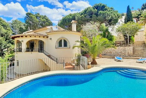 Villa La Belita by Solidays Geweldige en vrolijke villa in Moraira, Costa Blanca, Spanje met een privézwembad voor 4 personen. Het huis is gelegen in een residentieel strandgebied, dichtbij restaurants, bars en supermarkten, en ligt op 1 km van het strand van El Portet....