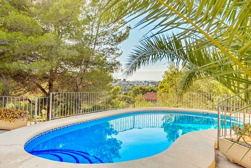 Villa La Belita by Solidays Geweldige en vrolijke villa in Moraira, Costa Blanca, Spanje met een privézwembad voor 4 personen. Het huis is gelegen in een residentieel strandgebied, dichtbij restaurants, bars en supermarkten, en ligt op 1 km van het strand van El Portet....