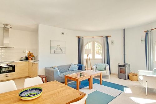 Villa La Belita by Solidays Magnifique et ensoleillée villa à Moraira, Costa Blanca, Espagne, avec une piscine privée pour 4 personnes. La maison est située dans un quartier résidentiel proche de la plage, à proximité des restaurants, bars et supermarchés, et se trouve à 1 km de la plage d'El Portet....