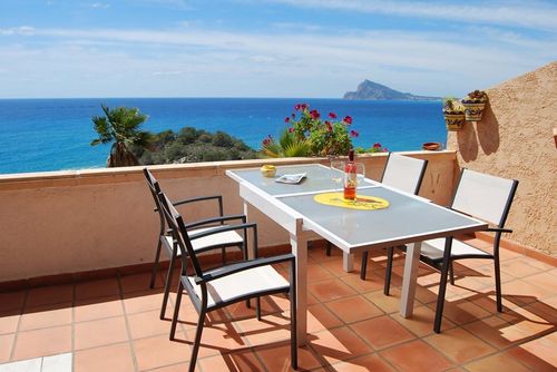 Zeepanorama Appartement avec piscine commune à Altea, Costa Blanca, Espagne pour 4 personnes. L'appartement est situé dans une zone côtière, vallonnée et résidentielle, à proximité de restaurants et bars et à 50 m de la plage....