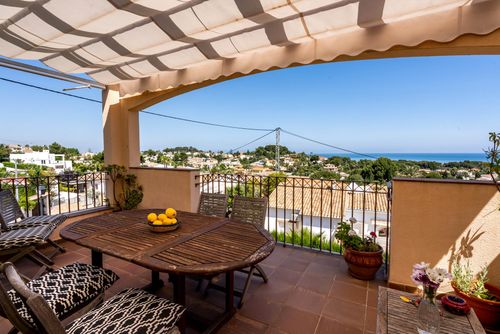 Casa Ann Schönes und komfortables Ferienhaus in Denia, Costa Blanca, Spanien, mit Gemeinschaftspool für 6 Personen. Das Haus befindet sich in einer Küsten- und Stadtgegend und ist 2 km vom Strand Marineta Cassiana entfernt....
