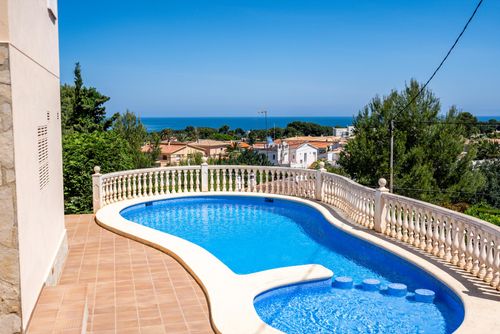 Casa Ann Mooie en comfortabele vakantiewoning in Denia, Costa Blanca, Spanje met gemeenschappelijk zwembad voor 6 personen. Het huis is gelegen in een kust- en stedelijk gebied en ligt op 2 km van het Marineta Cassiana-strand....