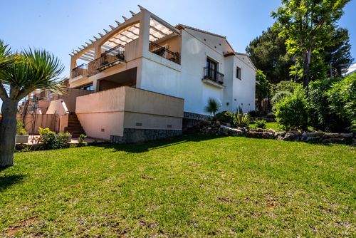 Casa Ann Schönes und komfortables Ferienhaus in Denia, Costa Blanca, Spanien, mit Gemeinschaftspool für 6 Personen. Das Haus befindet sich in einer Küsten- und Stadtgegend und ist 2 km vom Strand Marineta Cassiana entfernt....