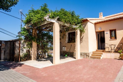 Casa Ann Schönes und komfortables Ferienhaus mit Gemeinschaftspool in Denia, Costa Blanca, Spanien, für 6 Personen. Das Haus befindet sich in einer Küsten- und Stadtlage und ist 2 km vom Strand Marineta Cassiana entfernt....