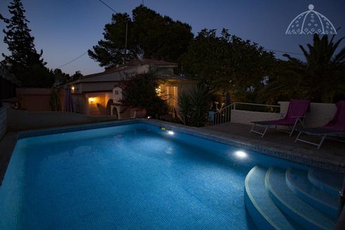 Villa Los Pinos 6 Winter Charmante et romantique villa à Altea, Costa Blanca, Espagne, avec piscine privée pour 6 personnes. La maison est située dans un quartier côtier, boisé et résidentiel, à 1 km de la plage et à 1 km d'Altea....