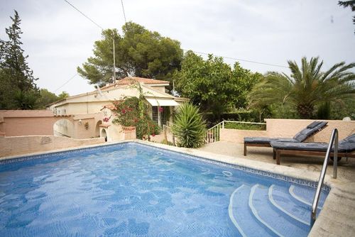 Villa Los Pinos 6 Winter Charmante et romantique villa à Altea, Costa Blanca, Espagne, avec piscine privée pour 6 personnes. La maison est située dans un quartier côtier, boisé et résidentiel, à 1 km de la plage et à 1 km d'Altea....