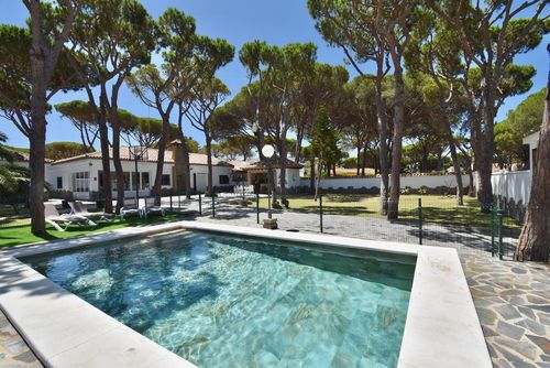 Atlantica Wundervolle und komfortable Villa mit privatem Pool in La Barrosa, Costa de la Luz, Spanien, für 9 Personen. Das Haus befindet sich in der Nähe von Restaurants und Bars, Geschäften und Supermärkten, nur 1 km vom Strand La Barrosa und 7 km von Chiclana de la Frontera entfernt....