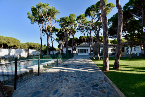 Atlantica Magnifique et confortable villa avec piscine privée à La Barrosa, Costa de la Luz, Espagne, pour 9 personnes. La maison est située à proximité de restaurants et bars, magasins et supermarchés, à 1 km de la plage de La Barrosa et à 7 km de Chiclana de la Frontera....