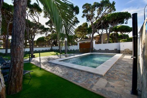 Atlantica Maravillosa y cómoda villa con piscina privada en La Barrosa, Costa de la Luz, España, para 9 personas. La casa está situada cerca de restaurantes y bares, tiendas y supermercados, a 1 km de la playa de La Barrosa y a 7 km de Chiclana de la Frontera....