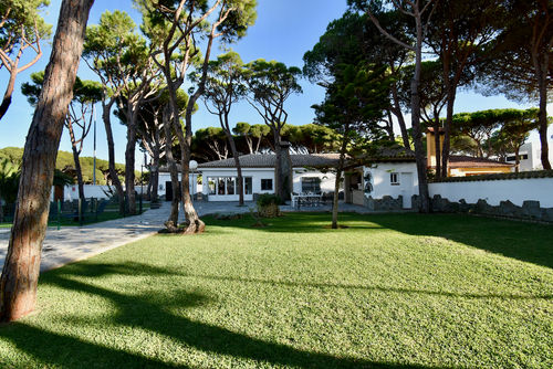 Atlantica Meravigliosa e confortevole villa con piscina privata a La Barrosa, Costa de la Luz, Spagna, per 9 persone. La casa è situata vicino a ristoranti e bar, negozi e supermercati, a 1 km dalla spiaggia di La Barrosa e a 7 km da Chiclana de la Frontera....