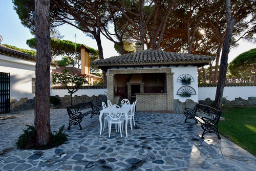 Atlantica Maravillosa y cómoda villa con piscina privada en La Barrosa, Costa de la Luz, España, para 9 personas. La casa está situada cerca de restaurantes y bares, tiendas y supermercados, a 1 km de la playa de La Barrosa y a 7 km de Chiclana de la Frontera....