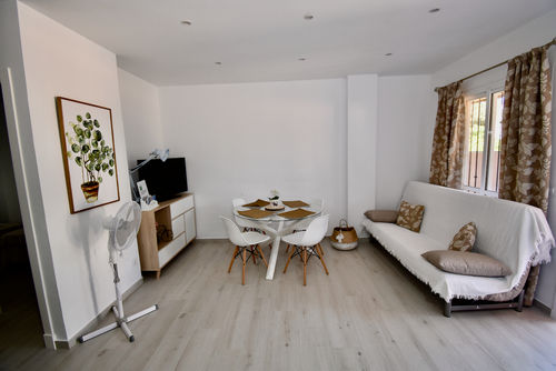 Altea Hermoso y cómodo apartamento en La Barrosa, Costa de la Luz, España, con piscina comunitaria para 5 personas. El apartamento se encuentra en una zona residencial de playa, cerca de restaurantes y bares, tiendas y supermercados, y a 2 km de la playa de La Barrosa....