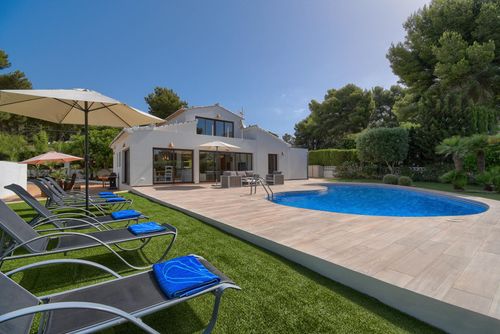 Violette Schöne und komfortable Villa in Javea, Costa Blanca, Spanien, mit beheiztem Pool für 6 Personen. Das Haus befindet sich in einem Wohnstrandgebiet und ist 3 km von der Cala de la Barraca, dem Strand von Javea, entfernt....