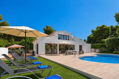 Violette Bellissima e confortevole villa a Javea, Costa Blanca, Spagna, con piscina riscaldata per 6 persone. La casa è situata in una zona residenziale vicino alla spiaggia, a 3 km dalla Cala de la Barraca, spiaggia di Javea....