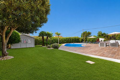 Violette Schöne und komfortable Villa in Javea, Costa Blanca, Spanien, mit beheiztem Pool für 6 Personen. Das Haus befindet sich in einem Wohnstrandgebiet und ist 3 km von der Cala de la Barraca, dem Strand von Javea, entfernt....