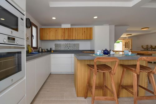 Violette Smuk og komfortabel villa i Javea, Costa Blanca, Spanien med opvarmet pool til 6 personer. Huset er beliggende i et boligområde nær stranden og 3 km fra Cala de la Barraca, Javea strand....