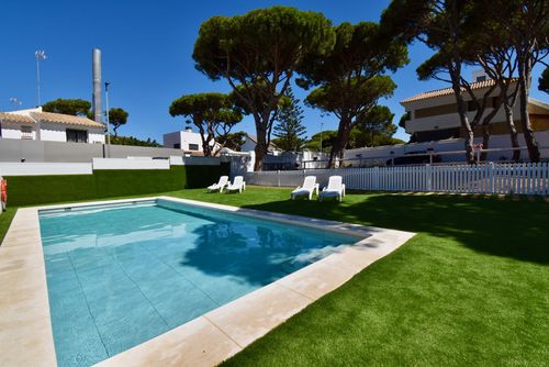 Robalo 2 Modern and comfortable apartment with communal pool in Chiclana de la Frontera, Costa de la Luz, Spain for 4 persons. The apartment is situated in a residential beach area, close to restaurants and bars, shops and supermarkets, and just 200 m from La Barrosa beach....