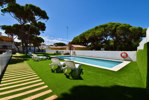 Robalo 2 Modern and comfortable apartment with communal pool in Chiclana de la Frontera, Costa de la Luz, Spain for 4 persons. The apartment is situated in a residential beach area, close to restaurants and bars, shops and supermarkets, and just 200 m from La Barrosa beach....