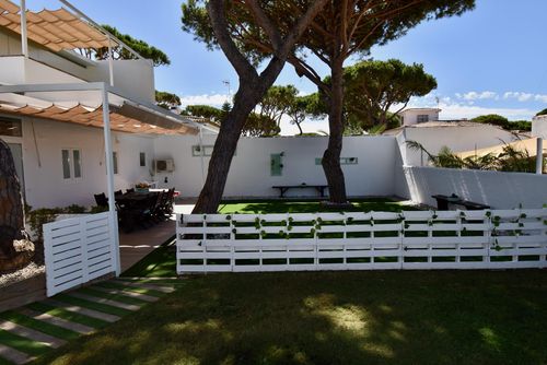 Robalo 4 Modern and comfortable apartment with communal pool in Chiclana de la Frontera, Costa de la Luz, Spain for 4 persons. The apartment is situated in a residential beach area, close to restaurants and bars, shops and supermarkets, and 200 m from La Barrosa beach....