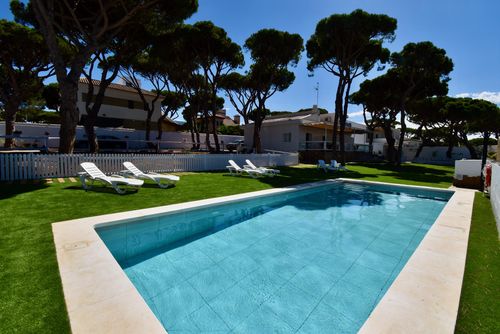 Robalo 4 Apartamento moderno y cómodo con piscina comunitaria en Chiclana de la Frontera, Costa de la Luz, España para 4 personas. El apartamento se encuentra en una zona residencial de playa, cerca de restaurantes y bares, tiendas y supermercados, y a 200 m de la playa de La Barrosa....