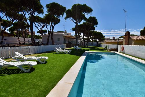 Robalo 4 Modern and comfortable apartment with communal pool in Chiclana de la Frontera, Costa de la Luz, Spain for 4 persons. The apartment is situated in a residential beach area, close to restaurants and bars, shops and supermarkets, and 200 m from La Barrosa beach....