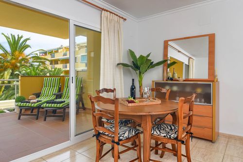 Anika Maravilloso y acogedor apartamento con piscina comunitaria en Denia, Costa Blanca, España para 4 personas. El apartamento está situado en una zona residencial de playa, cerca de restaurantes y bares, a 500 m de la playa de Las Marinas y a 0,5 km del Mediterráneo....