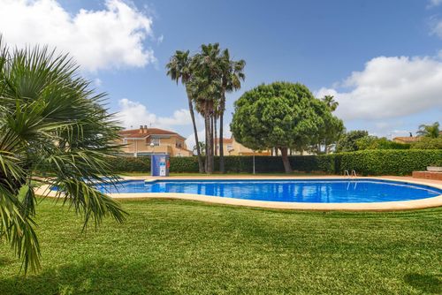 Anika Maravilloso y acogedor apartamento con piscina comunitaria en Denia, Costa Blanca, España para 4 personas. El apartamento está situado en una zona residencial de playa, cerca de restaurantes y bares, a 500 m de la playa de Las Marinas y a 0,5 km del Mar Mediterráneo....
