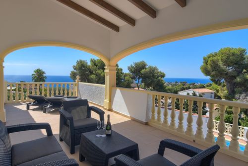 Casa de Missy Maravillosa y alegre villa en Jávea, Costa Blanca, España, con piscina climatizada para 8 personas. La casa está situada en una zona residencial de playa....