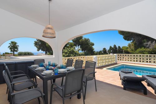 Casa de Missy Prachtige en vrolijke villa in Xàbia, Costa Blanca, Spanje met verwarmd zwembad voor 8 personen. Het huis is gelegen in een residentiële strandbuurt....