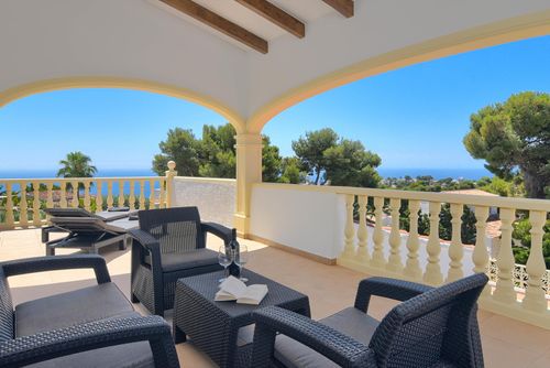 Casa de Missy 6 pax Prachtige en vrolijke villa in Jávea, Costa Blanca, Spanje met verwarmd zwembad voor 6 personen. De woning is gelegen in een residentiële strandomgeving....