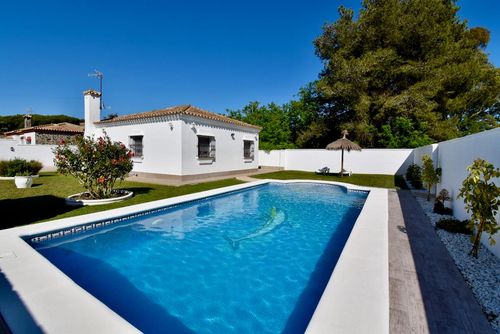 El Pino Schöne und komfortable Villa mit privatem Pool in Chiclana de la Frontera, Costa de la Luz, Spanien für 6 Personen. Das Haus befindet sich 3 km vom Strand La Barrosa entfernt....