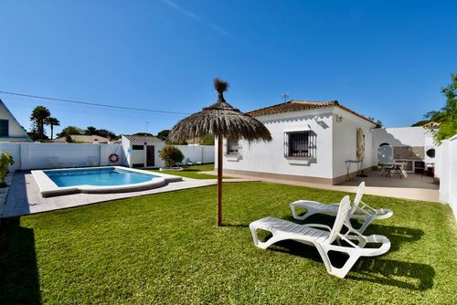 El Pino Hermosa y cómoda villa con piscina privada en Chiclana de la Frontera, Costa de la Luz, España, para 6 personas. La casa está situada a 3 km de la playa de La Barrosa....
