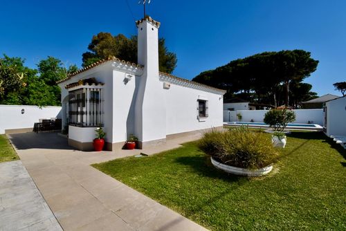 El Pino Hermosa y cómoda villa con piscina privada en Chiclana de la Frontera, Costa de la Luz, España, para 6 personas. La casa está situada a 3 km de la playa de La Barrosa....