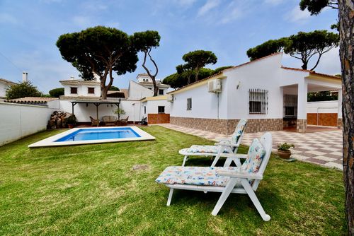 A Levante Villa classique et charmante à La Barrosa, Costa de la Luz, Espagne, avec piscine privée pour 6 personnes. La maison est située dans un quartier résidentiel proche de la plage, à proximité de restaurants et bars, de boutiques et de supermarchés, et à 200 m de la plage de La Barrosa....
