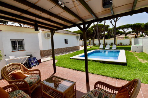 A Levante Classic and lovely villa in La Barrosa, Costa de la Luz, Spain, with a private pool for 6 persons. The house is situated in a residential beach area, close to restaurants and bars, shops and supermarkets, and 200 m from La Barrosa beach....