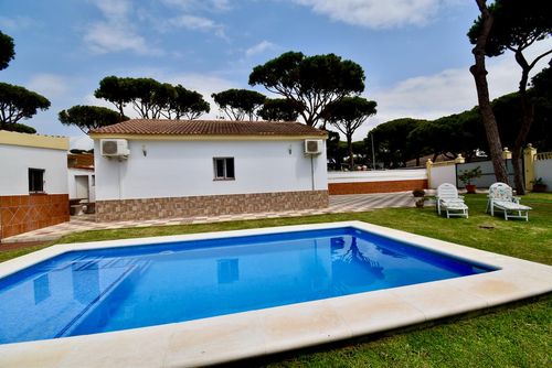 A Levante Villa clásica y encantadora en La Barrosa, Costa de la Luz, España, con piscina privada para 6 personas. La casa se encuentra en una zona residencial de playa, cerca de restaurantes y bares, tiendas y supermercados, y a 200 m de la playa de La Barrosa....