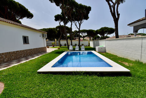A Levante Classic and lovely villa in La Barrosa, Costa de la Luz, Spain, with a private pool for 6 persons. The house is situated in a residential beach area, close to restaurants and bars, shops and supermarkets, and 200 m from La Barrosa beach....