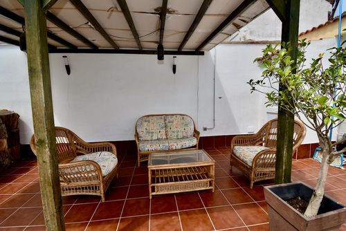 A Levante Klassische und charmante Villa in La Barrosa, Costa de la Luz, Spanien, mit einem privaten Pool für 6 Personen. Das Haus befindet sich in einem Wohngebiet in Strandnähe, in der Nähe von Restaurants und Bars, Geschäften und Supermärkten, und ist nur 200 m vom Strand La Barrosa entfernt....